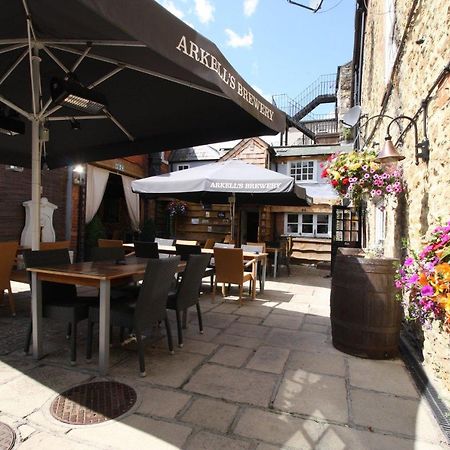 The Saracens Head Hotel Highworth Exterior foto