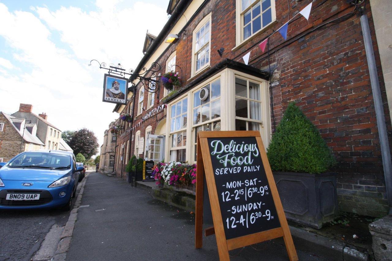The Saracens Head Hotel Highworth Exterior foto