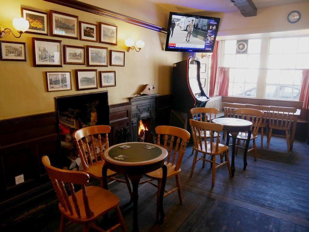 The Saracens Head Hotel Highworth Exterior foto