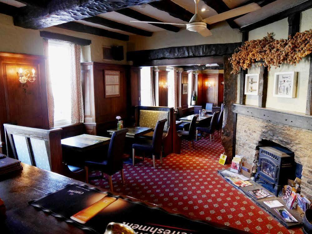 The Saracens Head Hotel Highworth Exterior foto